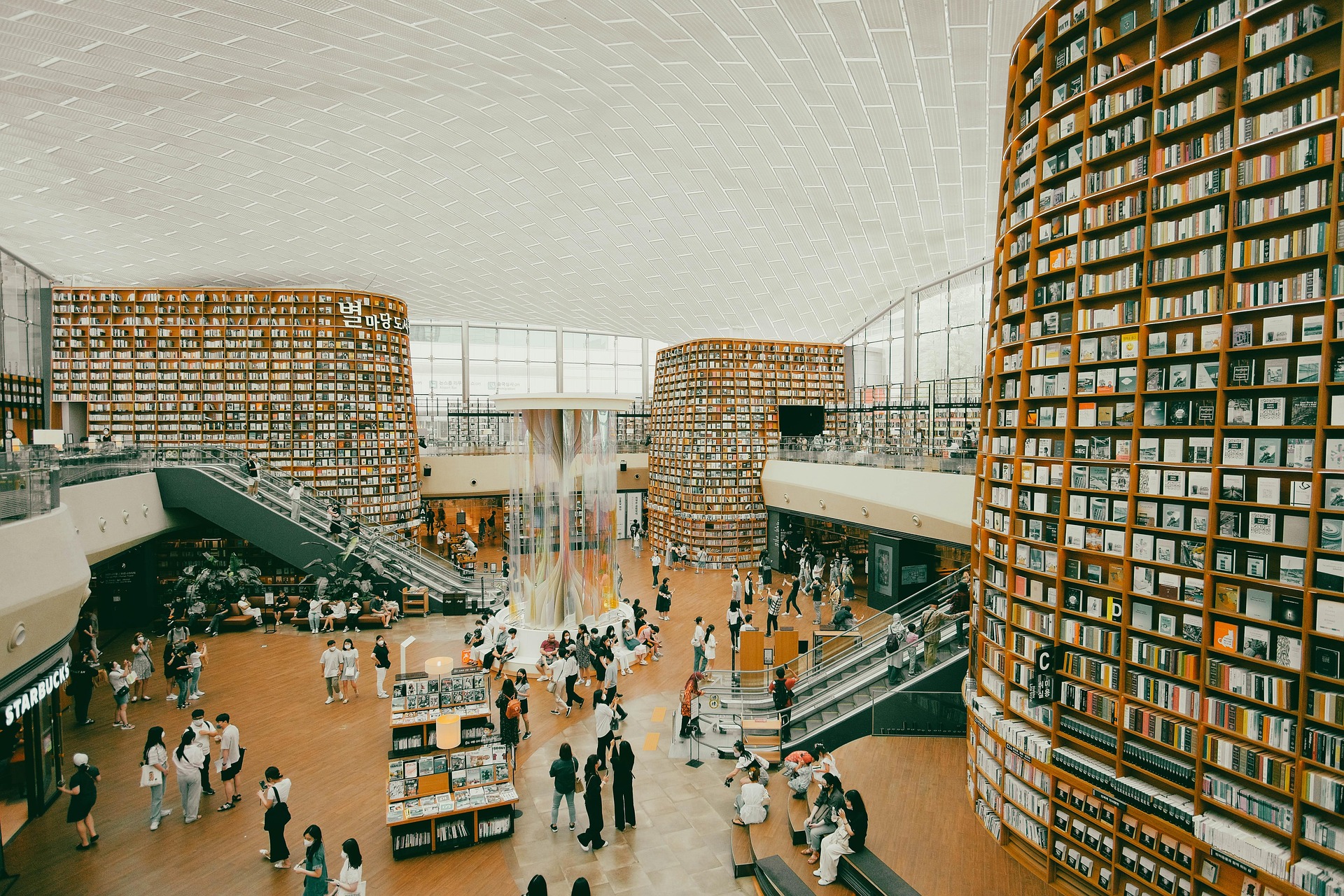 Liturgie zwischen Bildschirm und Sakrament: Wie digitale Räume religiöse Gemeinschaft verändern